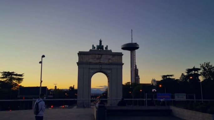 西班牙马德里蒙克洛亚区的Arco de la Victoria，日落时灯塔