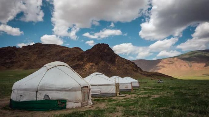 蒙古乌兰巴托外传统蒙古包营地的蒙古包的延时视图