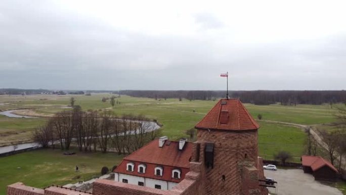 在堡垒顶部隐约可见的旗帜的无人机视图