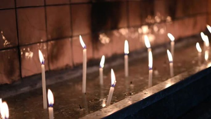 犹太教堂背景中的蜡烛
