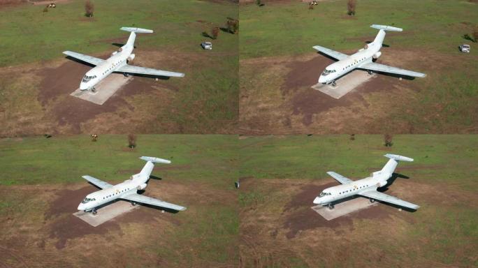 商用飞机在飞机骨场，一个旅游景点。鸟瞰图