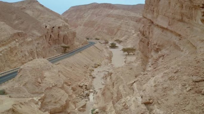沙漠山脉岩石悬崖构造之间的道路高视图