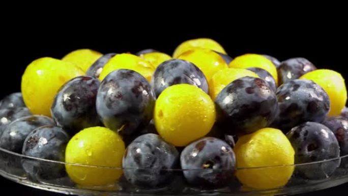 旋转桌子上的浆果，黄李和紫色李子的成分