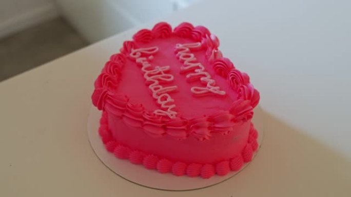 生日快乐 -- 粉色蛋糕