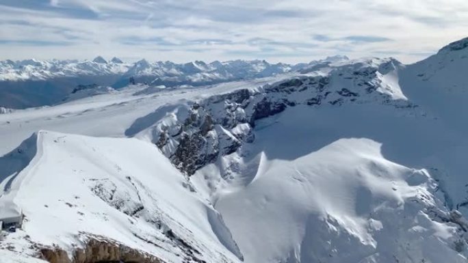 瑞士冰川3000 Diablerets的雪山景观，背景是蓝天。旅游概念。