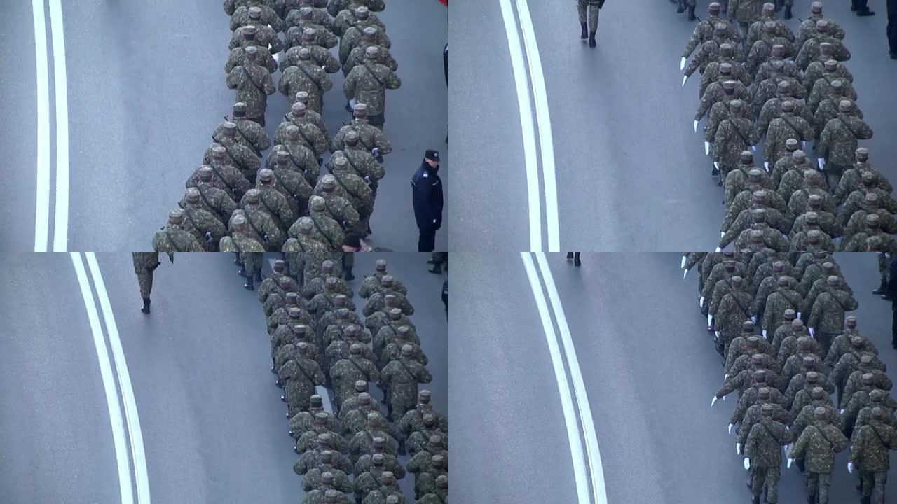 身着迷彩服、戴着白手套的士兵在阅兵式上行进