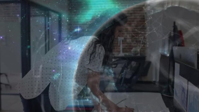 在办公室中使用计算机在创意女商人上发光的全球网络动画