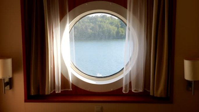 带床和窗户的船舱，可以看到海景。渡轮或邮轮上的豪华客舱