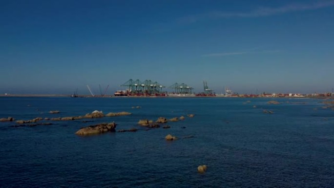 集装箱港口。水上运输是长距离运输大型，易腐烂和重型产品的最具成本效益的方法。