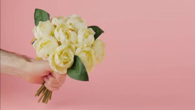 圣情人节。生日。祝贺你。母亲节。父亲节。这个人伸出一束白玫瑰。粉色背景