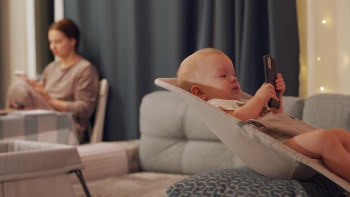 有婴儿的母亲在房间的不同角落使用智能手机，妈妈使用社交媒体，可爱的小孩在手机屏幕上看电影。人和现代移