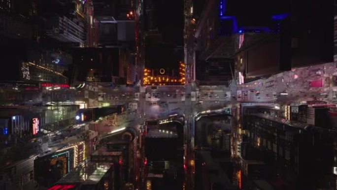 空中鸟瞰彩色时代广场的俯视图。广告展示中颜色的反射。夜晚从高处出发的城市。美国纽约市曼哈顿