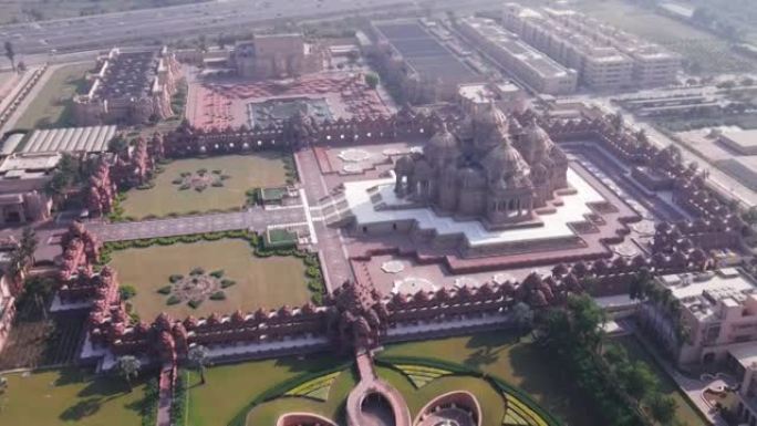 印度新德里阿克沙德姆神庙的空中拍摄。印度印度教寺庙的无人机视图。