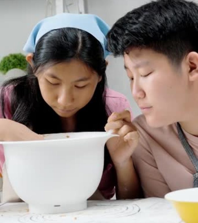 快乐的亚洲儿童在家里一起学习制作饼干，庆祝圣诞节的生活方式理念。
