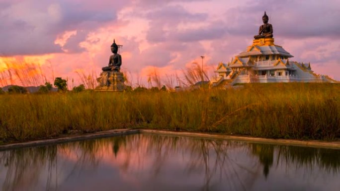 泰国宋卡府Phutthamonthon区Bhudda雕像的延时日落风景移动云