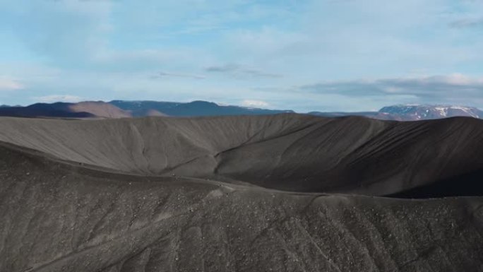 无人机撤回了冰岛火山的黑色大火山口