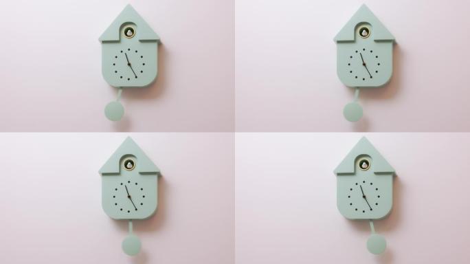 粉红色背景上的壁式布谷鸟钟的特写视图。瑞典。