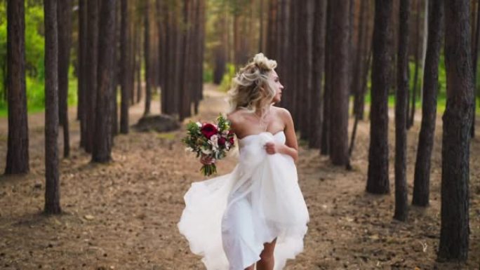 新娘穿着花束在木头上回望