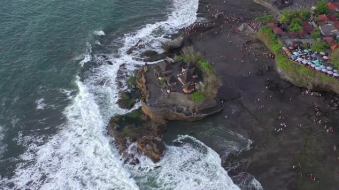 日落时间巴厘岛著名海湾拥挤旅游寺庙综合体空中俯拍全景4k印度尼西亚