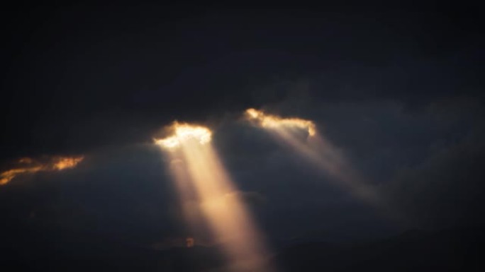 阳光倾泻穿过云层和神秘的天空，奇妙的光线
