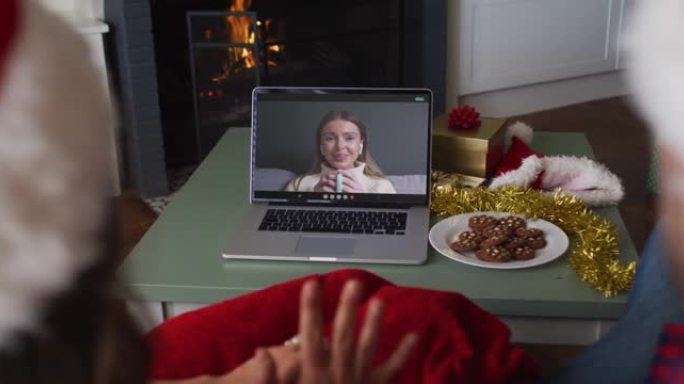 圣诞节时，白人夫妇与女性朋友在笔记本电脑上进行视频通话