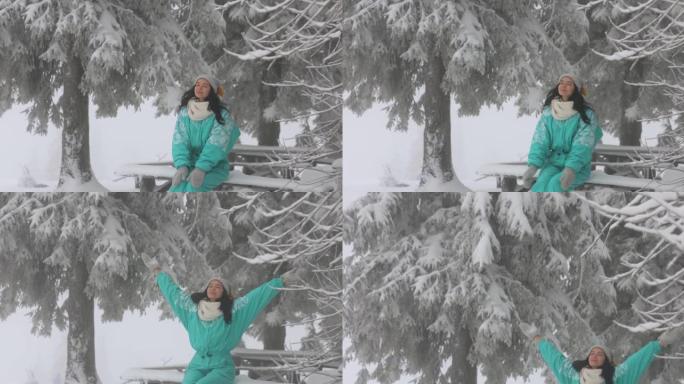 在户外寒假期间，穿着滑雪服的女人在白雪皑皑的森林里