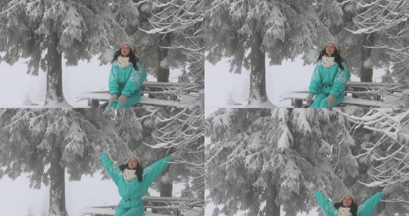 在户外寒假期间，穿着滑雪服的女人在白雪皑皑的森林里