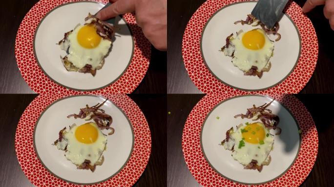将炸鸡蛋和炸红洋葱放在盘子里，撒上切碎的葱。