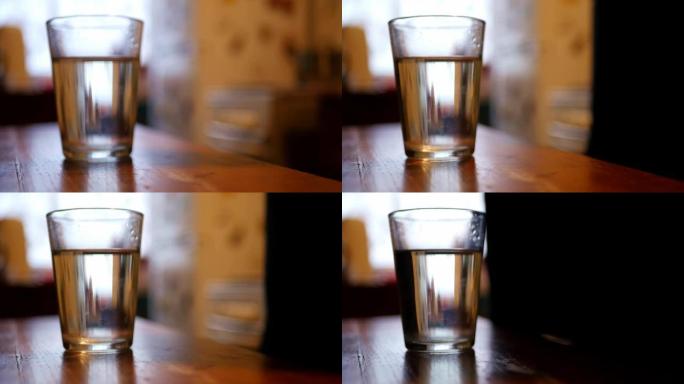 厨房里的一杯水。