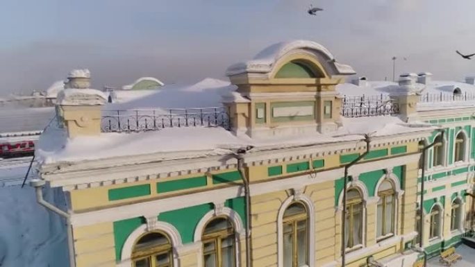 旧火车站的建筑。无人机上的冬季飞行。俄罗斯铁路。