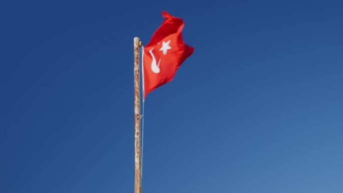 土耳其国旗。土耳其的迹象。土耳其国旗迎风飘扬，天空湛蓝
