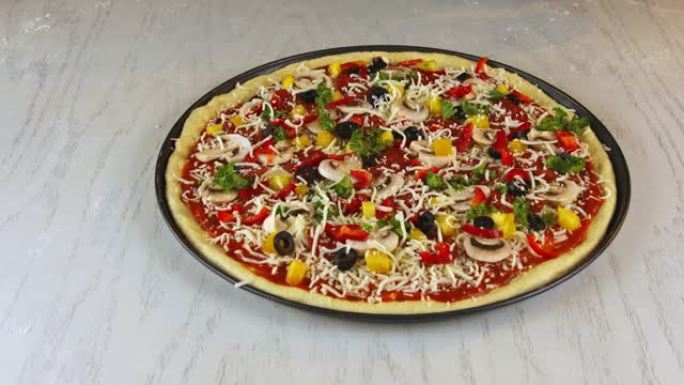 自制生至尊披萨配意大利辣香肠。特写。