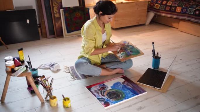 开朗的女艺术家，在她的vlog上与追随者分享她的绘画知识
