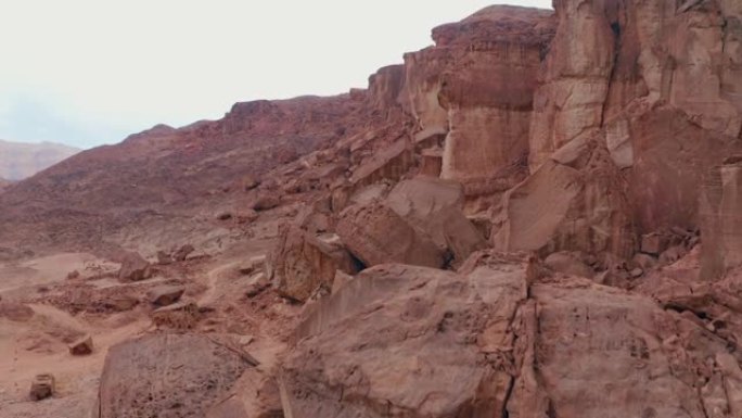 沙漠上的无人机景观，红色石质部分位于岩石峡谷谷