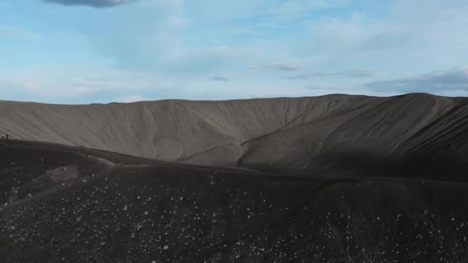 无人机撤回了冰岛火山的黑色大火山口