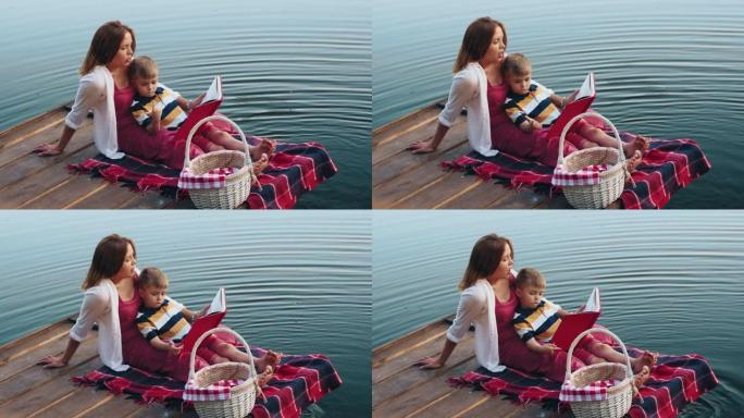 妈妈给湖上的小儿子读了一本书