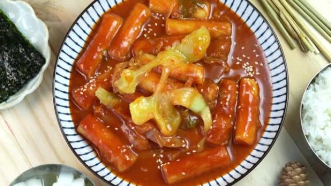 Tteokbokki配辣酱韩国传统食品，Tteokbokki是韩国米糕棒中的辣酱韩国料理菜肴。