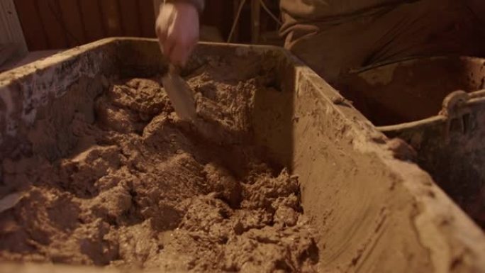 粘土混合物被挖出并进入泥水匠桶