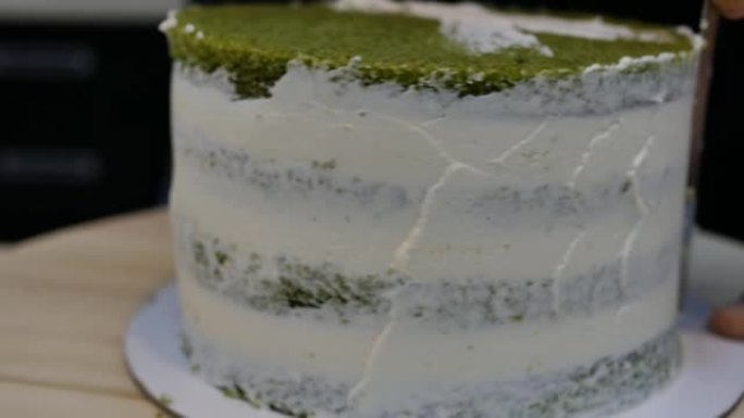 准备多层绿色海绵菠菜蛋糕。涂抹奶油