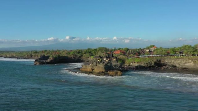 晴天巴厘岛著名海湾旅游寺庙综合体航空全景4k印度尼西亚