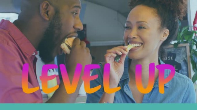 在咖啡馆里吃饭的快乐的非洲裔美国夫妇的粉红色和橙色的水平文字动画