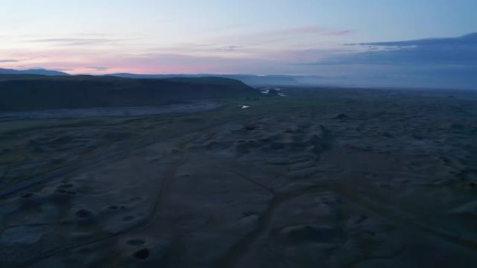 冰岛乡村令人惊叹的月景无人机景观。冰岛荒凉的冰岛绿色高地的鸟眼。孤独，孤独
