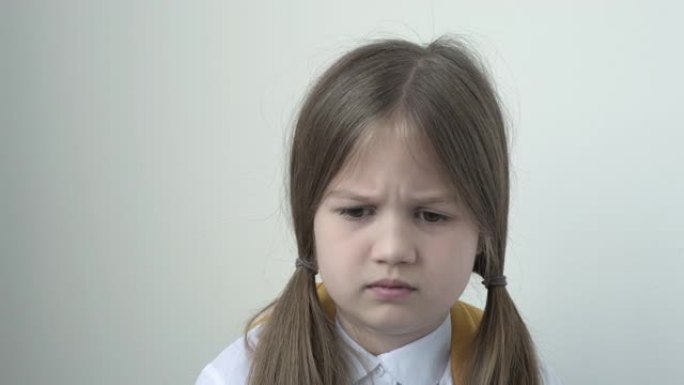 穿着白色上衣的悲伤女学生的肖像。失望可爱的小女孩感到不开心。情绪消极的穿制服的孩子。教育，糟糕的成绩
