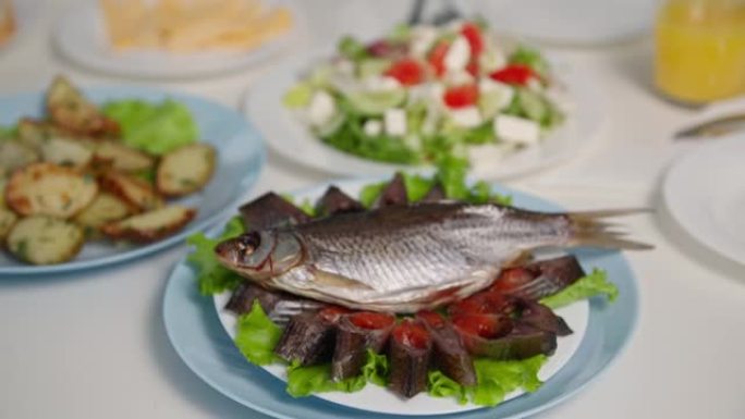 健康的午餐，美味的海鱼切成块，鱼子酱放在白色盘子上，家庭晚餐时是菜肴的背景