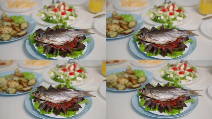 健康的午餐，美味的海鱼切成块，鱼子酱放在白色盘子上，家庭晚餐时是菜肴的背景