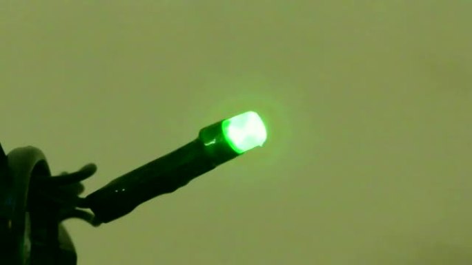 电动节日花环中的绿色发光二极管灯