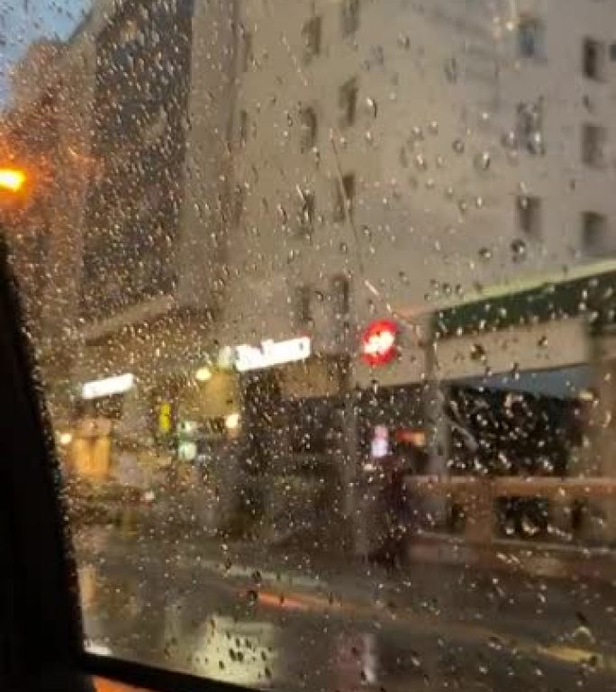 在城市的雨天乘坐汽车-乘客的观点
