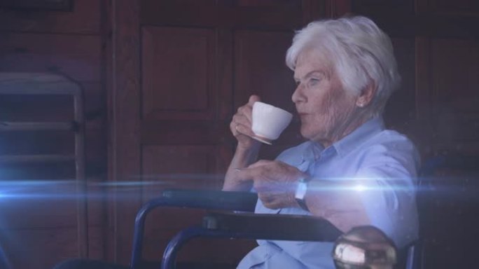 在轮椅上喝茶的微笑的白人白人妇女身上移动的灯光动画