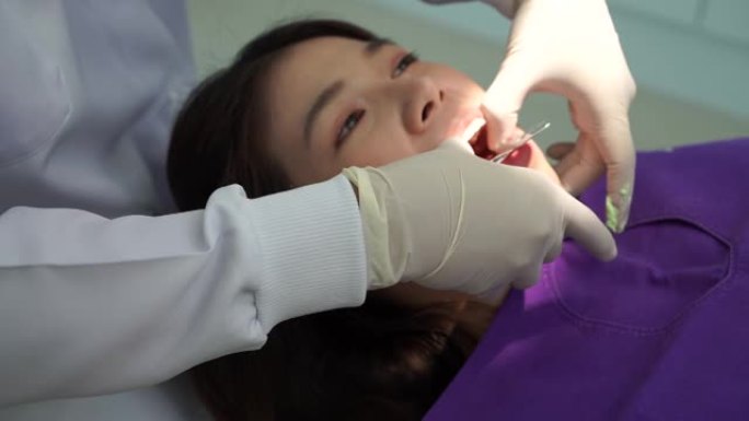 牙医在牙医诊所复制模型牙齿