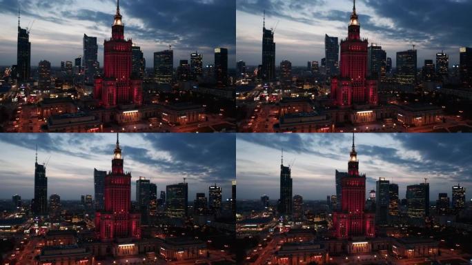 PKIN大楼的幻灯片和平底锅照片。市中心的晚间镜头，高耸的塔楼对着暮色的天空。波兰华沙